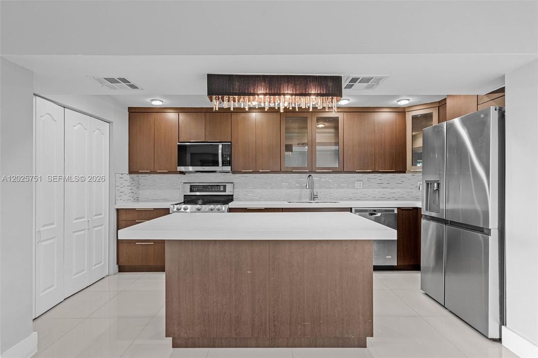 For Sale: $550,000 (4 beds, 2 baths, 1934 Square Feet)