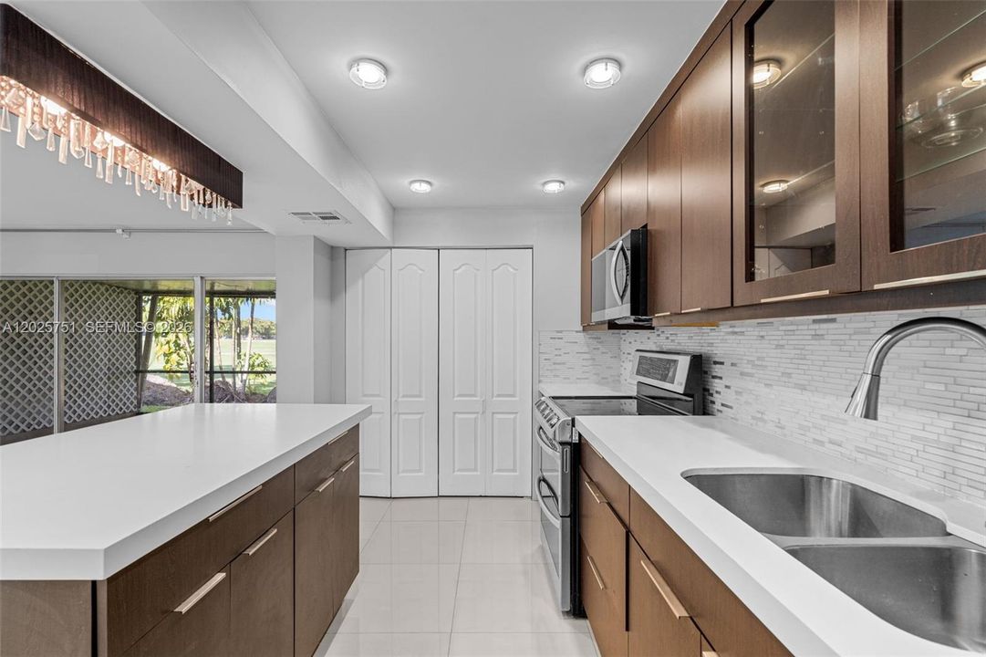 For Sale: $550,000 (4 beds, 2 baths, 1934 Square Feet)
