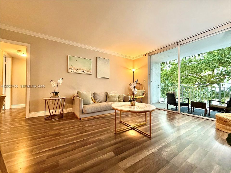 For Sale: $368,000 (2 beds, 1 baths, 926 Square Feet)