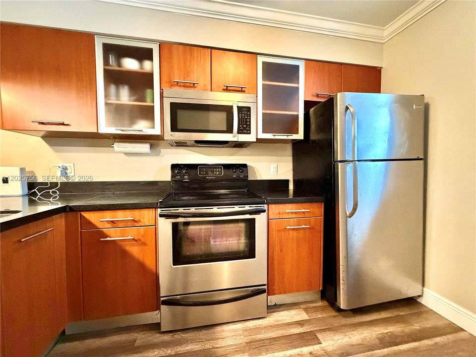 For Sale: $368,000 (2 beds, 1 baths, 926 Square Feet)