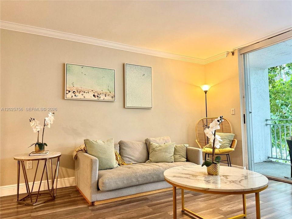 For Sale: $368,000 (2 beds, 1 baths, 926 Square Feet)