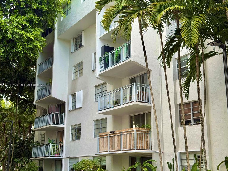 For Sale: $368,000 (2 beds, 1 baths, 926 Square Feet)