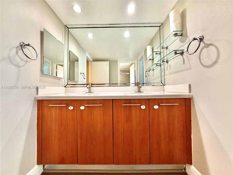 For Sale: $368,000 (2 beds, 1 baths, 926 Square Feet)