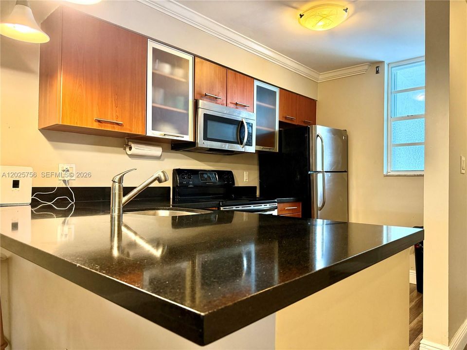 For Sale: $368,000 (2 beds, 1 baths, 926 Square Feet)