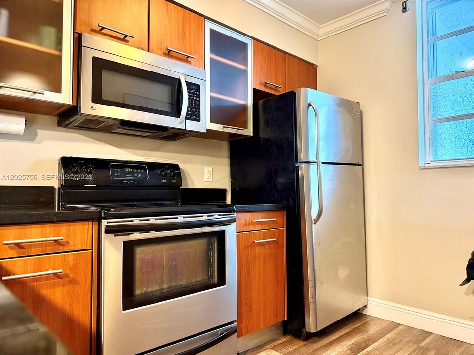 For Sale: $368,000 (2 beds, 1 baths, 926 Square Feet)