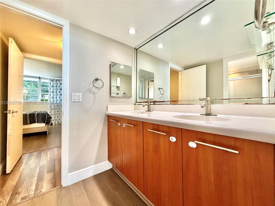 For Sale: $368,000 (2 beds, 1 baths, 926 Square Feet)