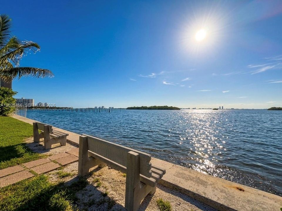 For Sale: $368,000 (2 beds, 1 baths, 926 Square Feet)