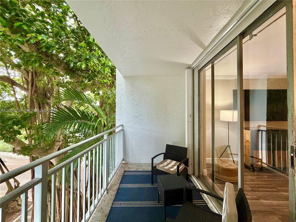 For Sale: $368,000 (2 beds, 1 baths, 926 Square Feet)