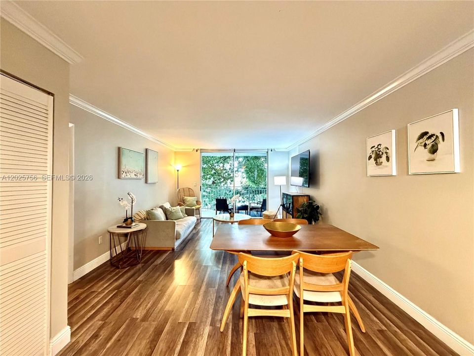 For Sale: $368,000 (2 beds, 1 baths, 926 Square Feet)