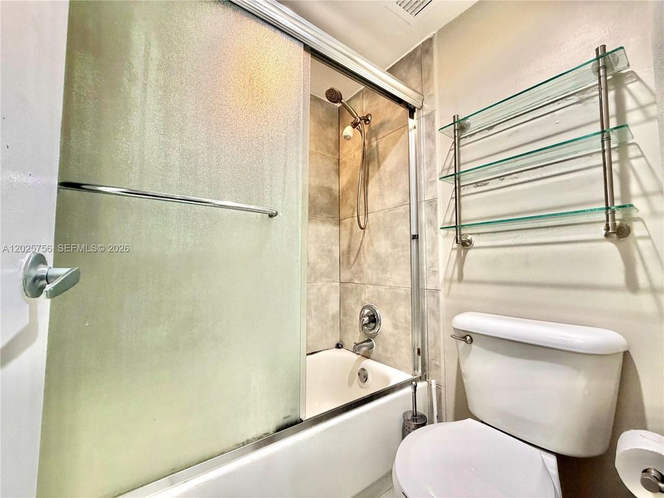 For Sale: $368,000 (2 beds, 1 baths, 926 Square Feet)