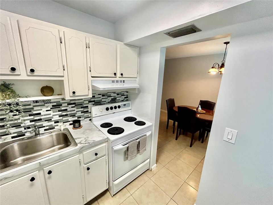 For Sale: $97,900 (1 beds, 1 baths, 624 Square Feet)
