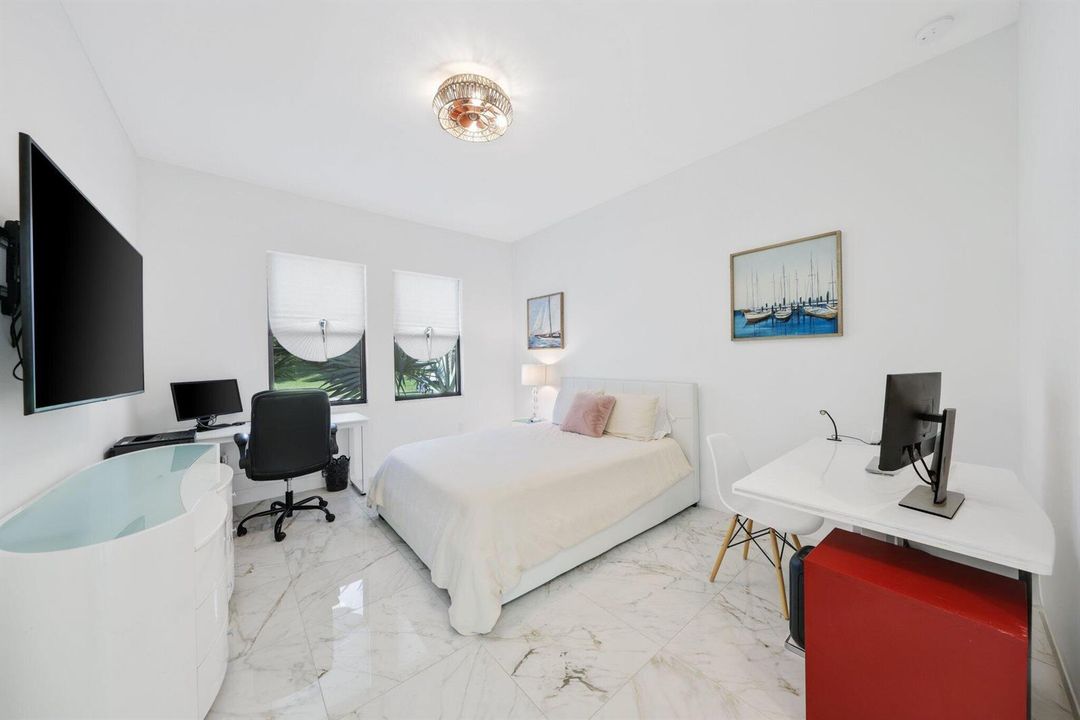 5th bedroom/ 1st floor