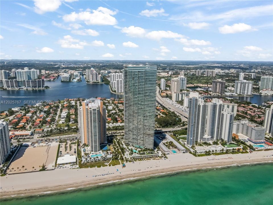 В аренду: $15,500 (2 спален, 2 ванн, 1661 Квадратных фут)