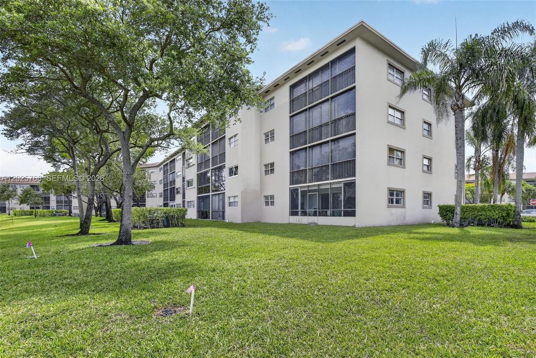 For Sale: $215,000 (2 beds, 2 baths, 1207 Square Feet)