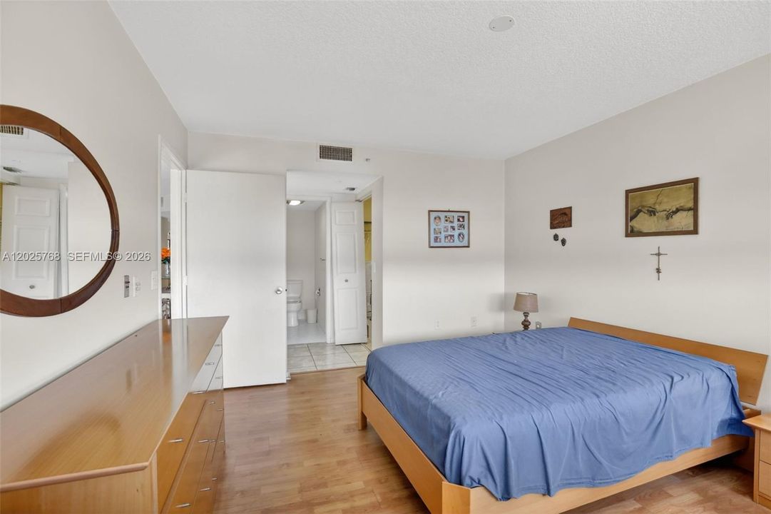 For Sale: $215,000 (2 beds, 2 baths, 1207 Square Feet)