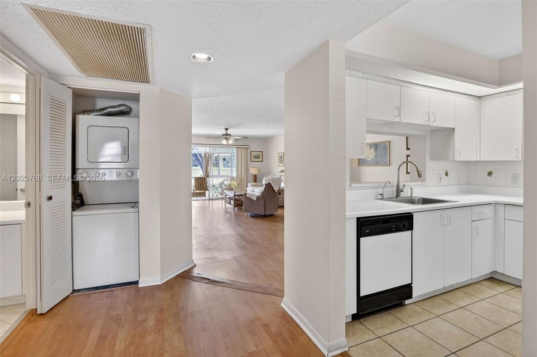 For Sale: $215,000 (2 beds, 2 baths, 1207 Square Feet)