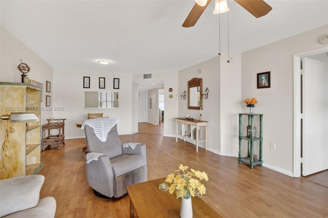 For Sale: $215,000 (2 beds, 2 baths, 1207 Square Feet)