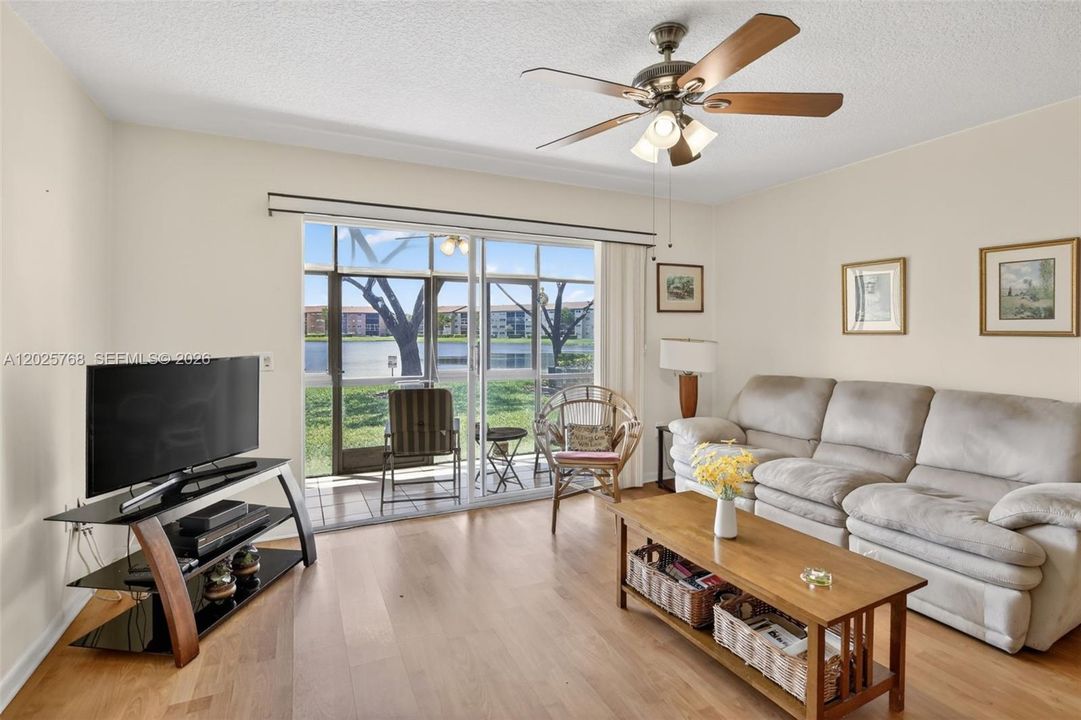 For Sale: $215,000 (2 beds, 2 baths, 1207 Square Feet)