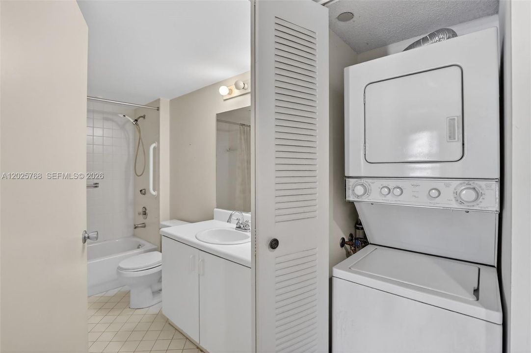 For Sale: $215,000 (2 beds, 2 baths, 1207 Square Feet)