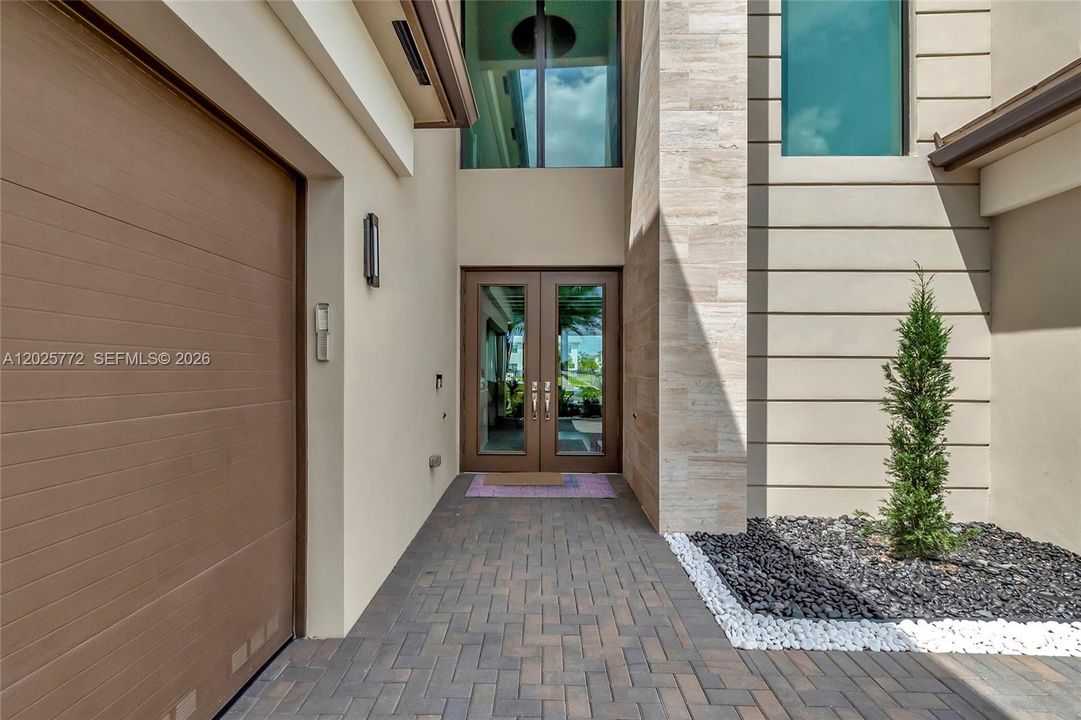 For Rent: $18,000 (5 beds, 5 baths, 4084 Square Feet)