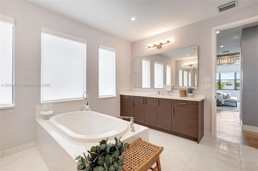 For Rent: $18,000 (5 beds, 5 baths, 4084 Square Feet)