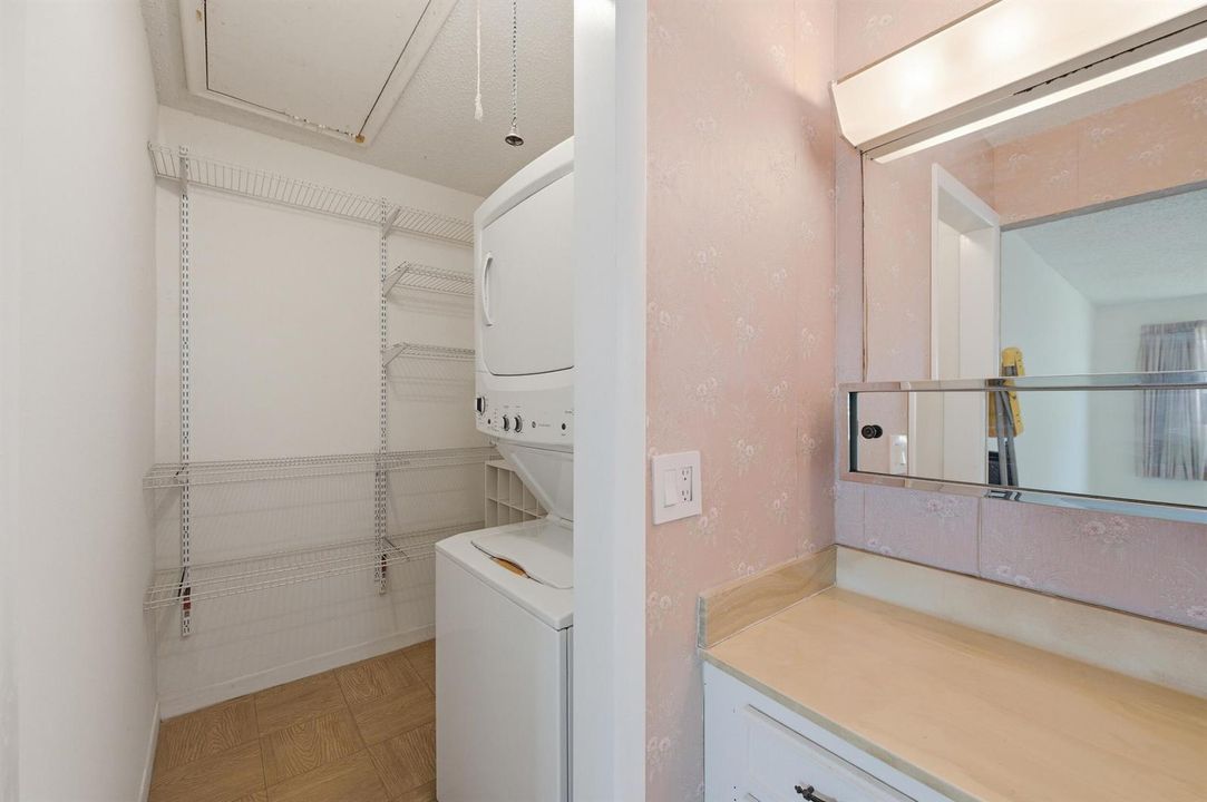Bathroom/ Laundry/ walk in closet