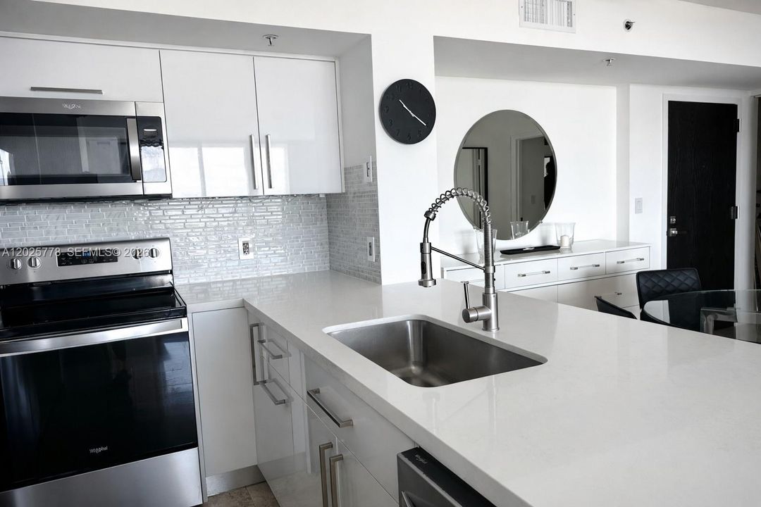 For Rent: $6,200 (2 beds, 2 baths, 1080 Square Feet)
