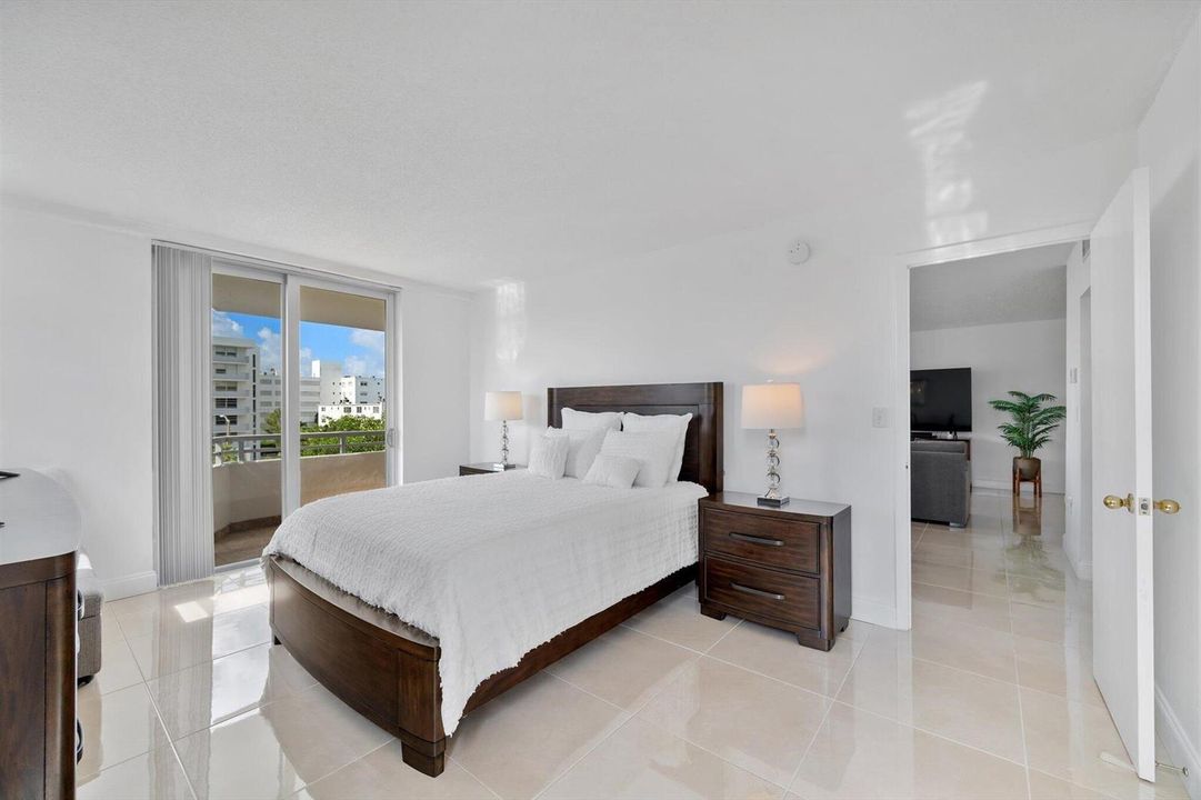 14-1080 94th St APT 411_014