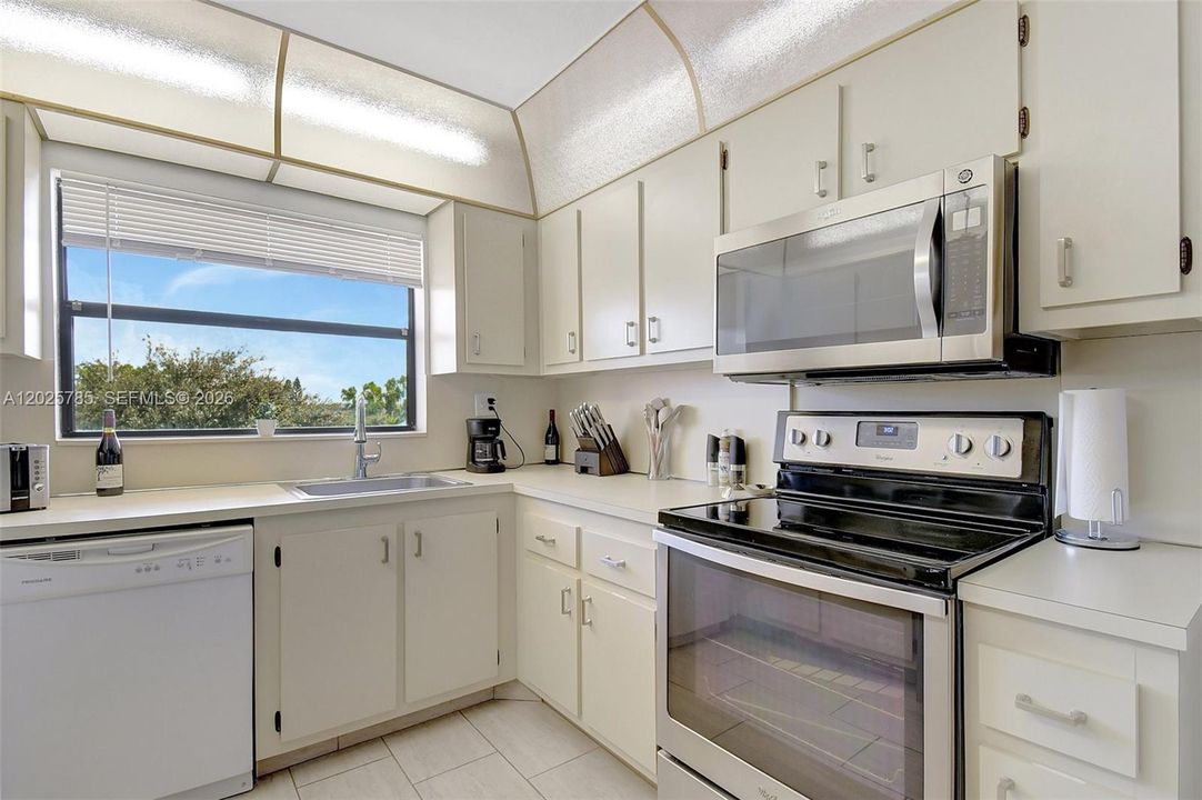 For Sale: $159,000 (2 beds, 2 baths, 1110 Square Feet)