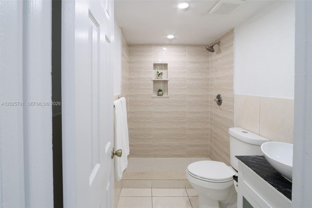 В аренду: $2,100 (2 спален, 1 ванн, 827 Квадратных фут)