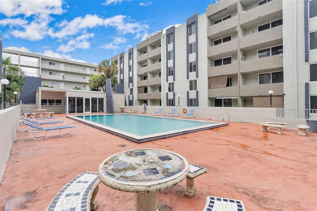 For Sale: $247,500 (2 beds, 2 baths, 960 Square Feet)