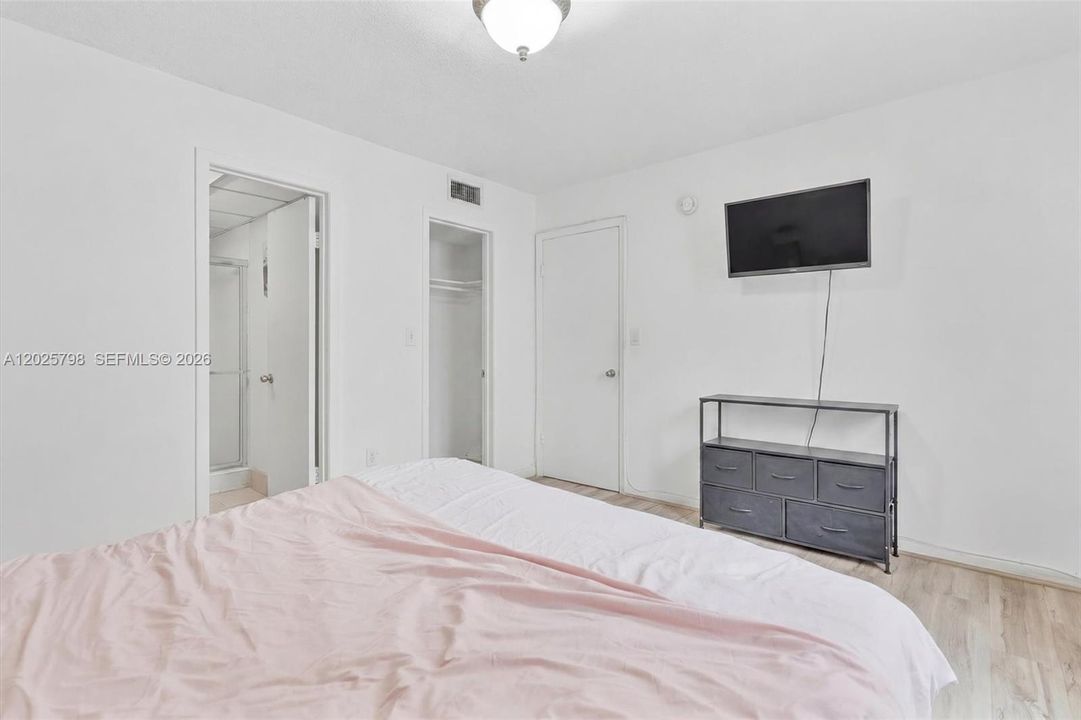 For Sale: $247,500 (2 beds, 2 baths, 960 Square Feet)