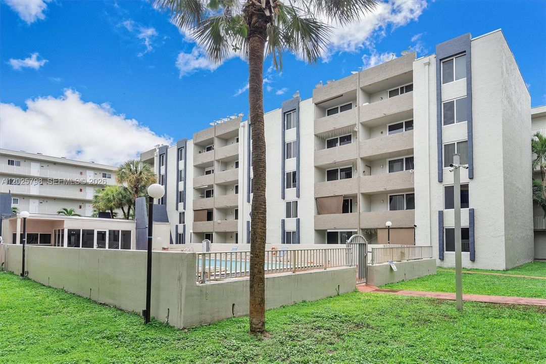 For Sale: $247,500 (2 beds, 2 baths, 960 Square Feet)