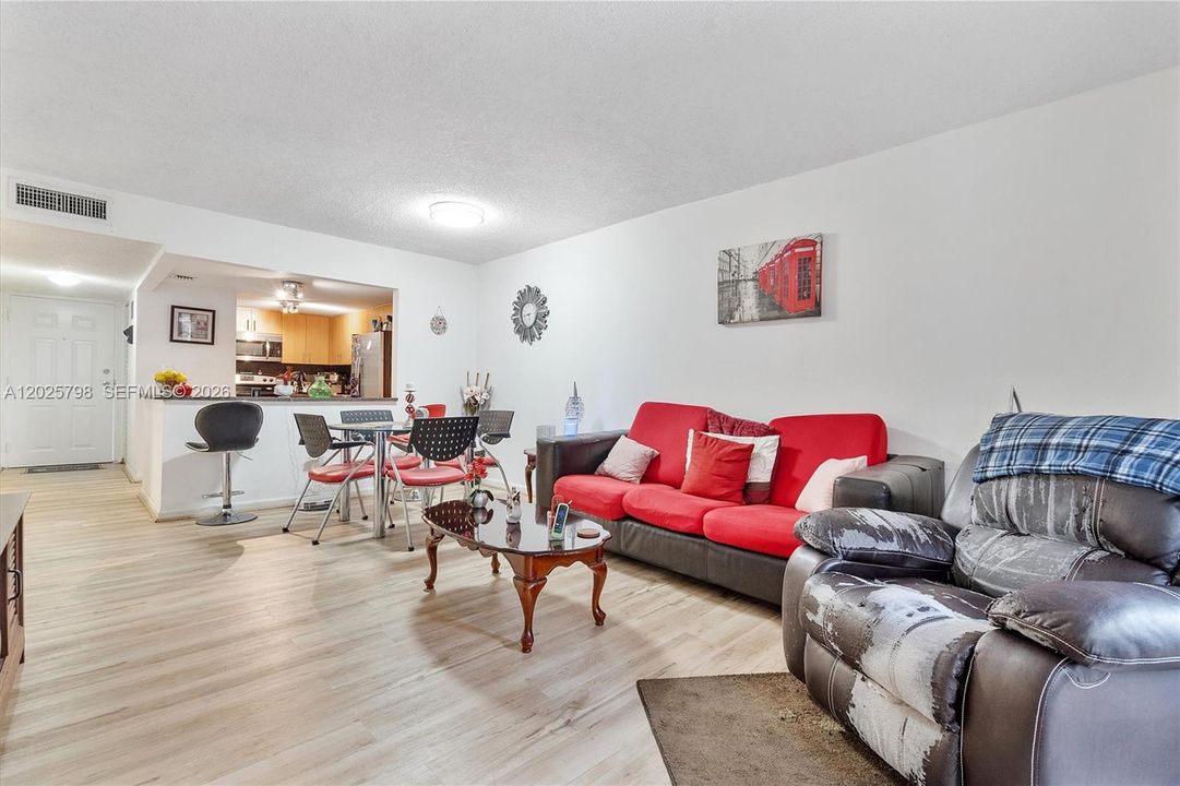 For Sale: $247,500 (2 beds, 2 baths, 960 Square Feet)