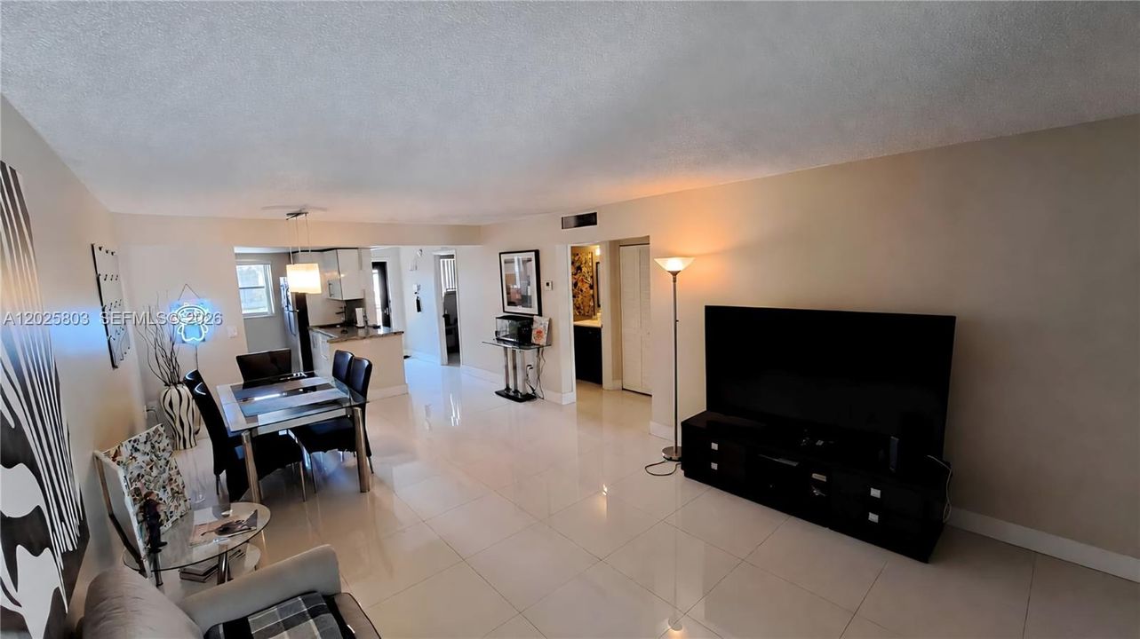 For Sale: $425,000 (2 beds, 2 baths, 901 Square Feet)