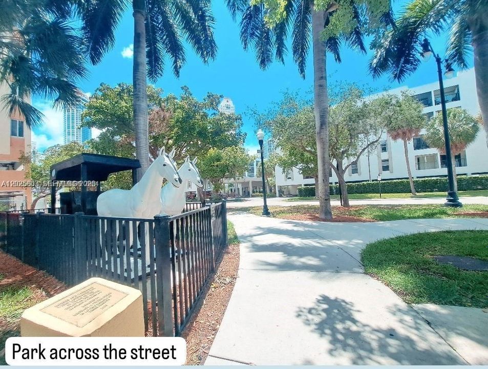 For Sale: $425,000 (2 beds, 2 baths, 901 Square Feet)