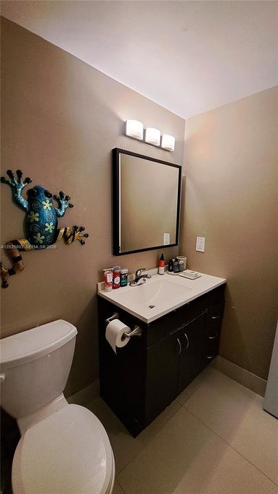 For Sale: $425,000 (2 beds, 2 baths, 901 Square Feet)