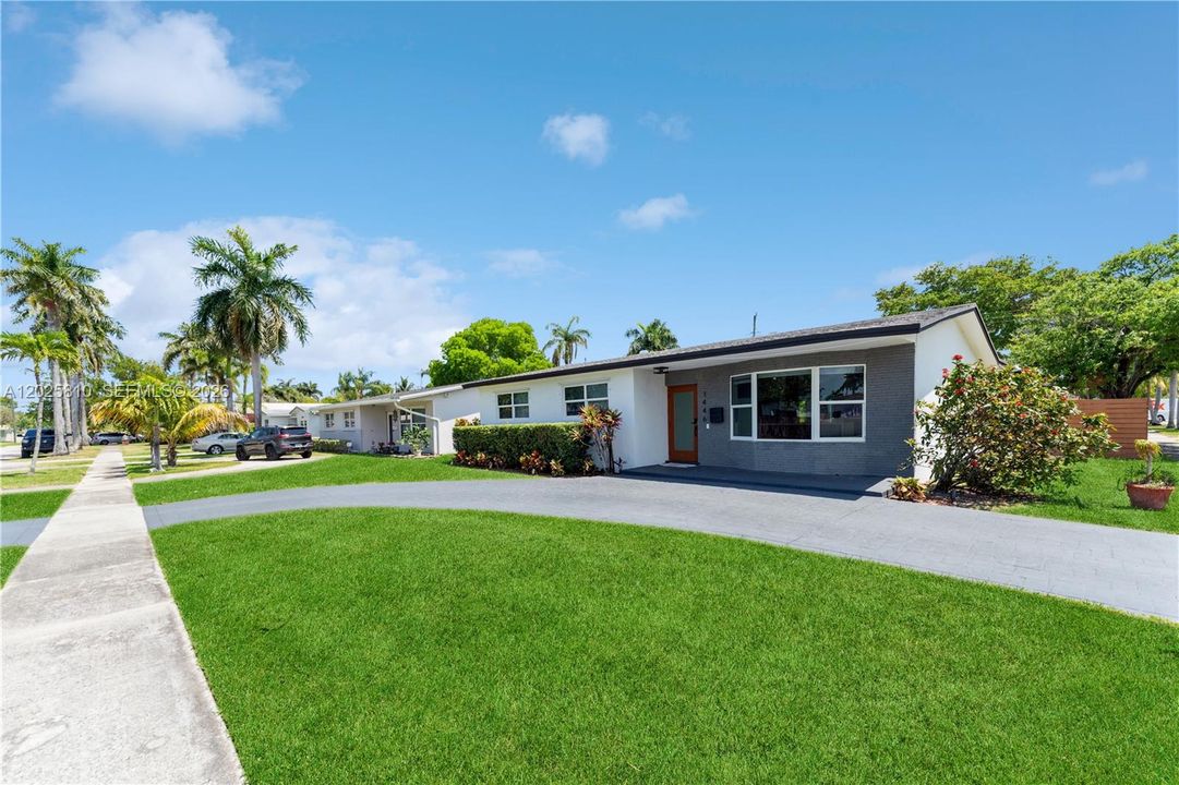 For Sale: $820,000 (3 beds, 2 baths, 1697 Square Feet)