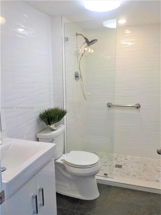 Activo con contrato: $2,750 (2 camas, 2 baños, 1233 Pies cuadrados)