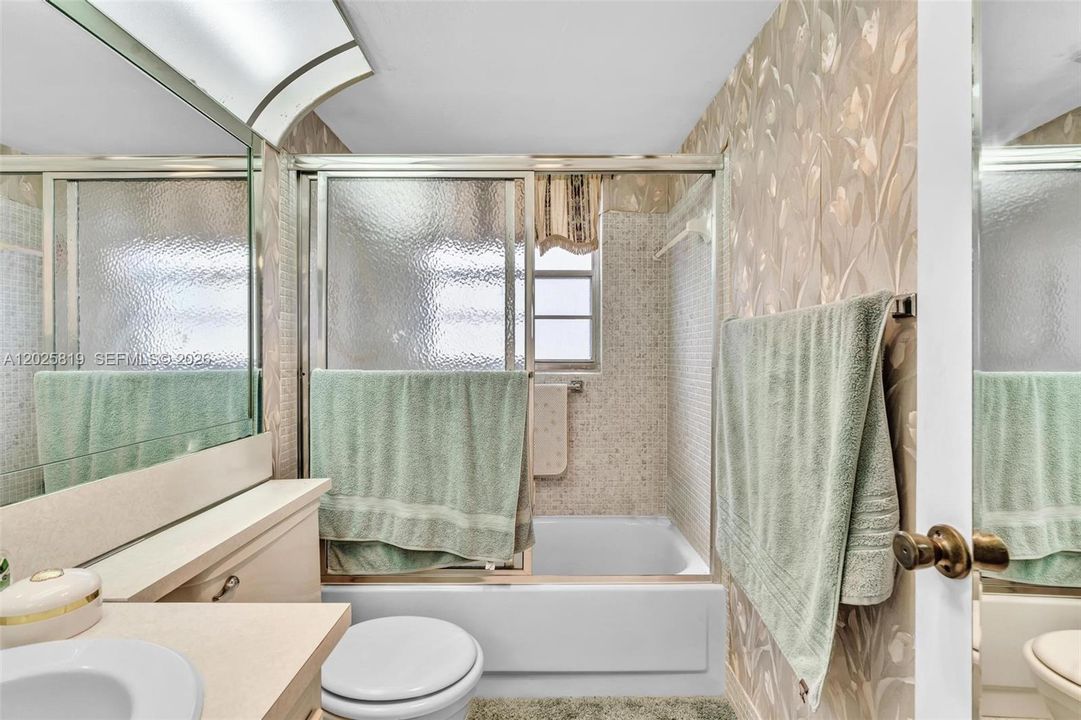 For Sale: $119,000 (2 beds, 1 baths, 820 Square Feet)