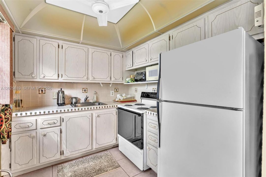 For Sale: $119,000 (2 beds, 1 baths, 820 Square Feet)