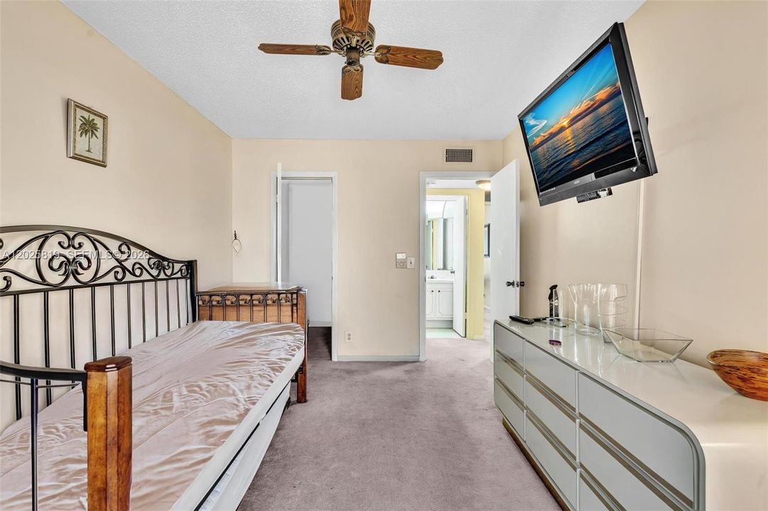 For Sale: $119,000 (2 beds, 1 baths, 820 Square Feet)