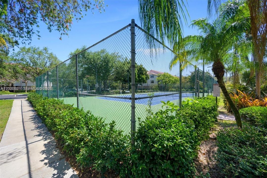 For Sale: $225,000 (1 beds, 1 baths, 777 Square Feet)