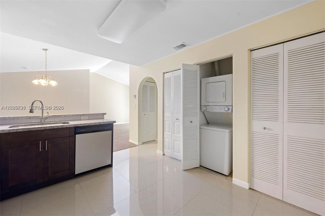 For Sale: $225,000 (1 beds, 1 baths, 777 Square Feet)