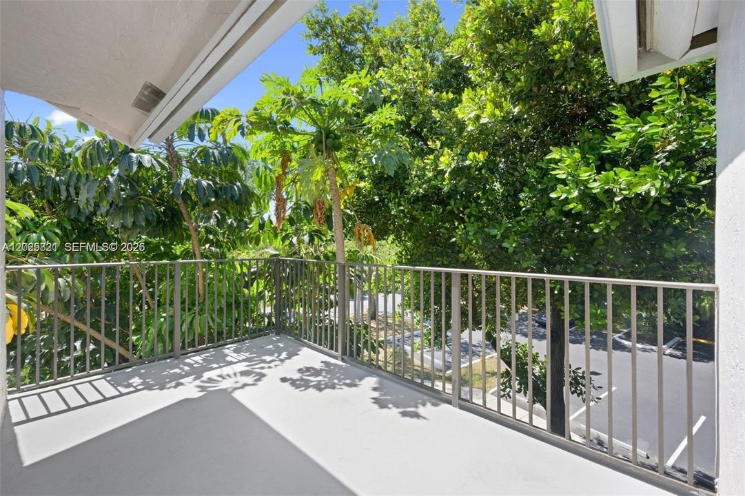 For Sale: $225,000 (1 beds, 1 baths, 777 Square Feet)