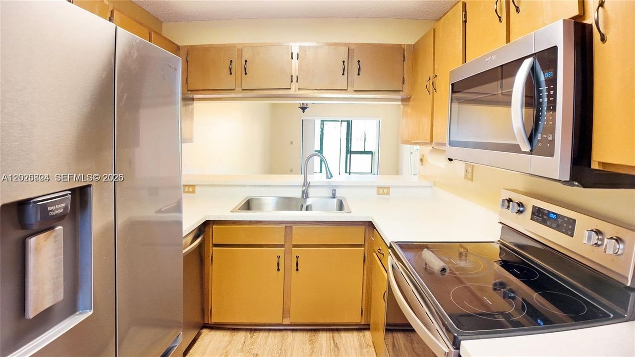 На продажу: $175,000 (2 спален, 2 ванн, 1170 Квадратных фут)