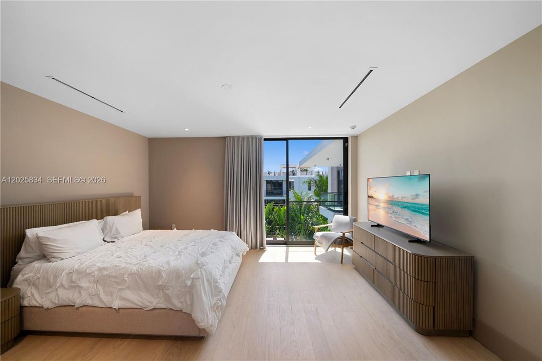 For Sale: $7,490,000 (5 beds, 5 baths, 3768 Square Feet)