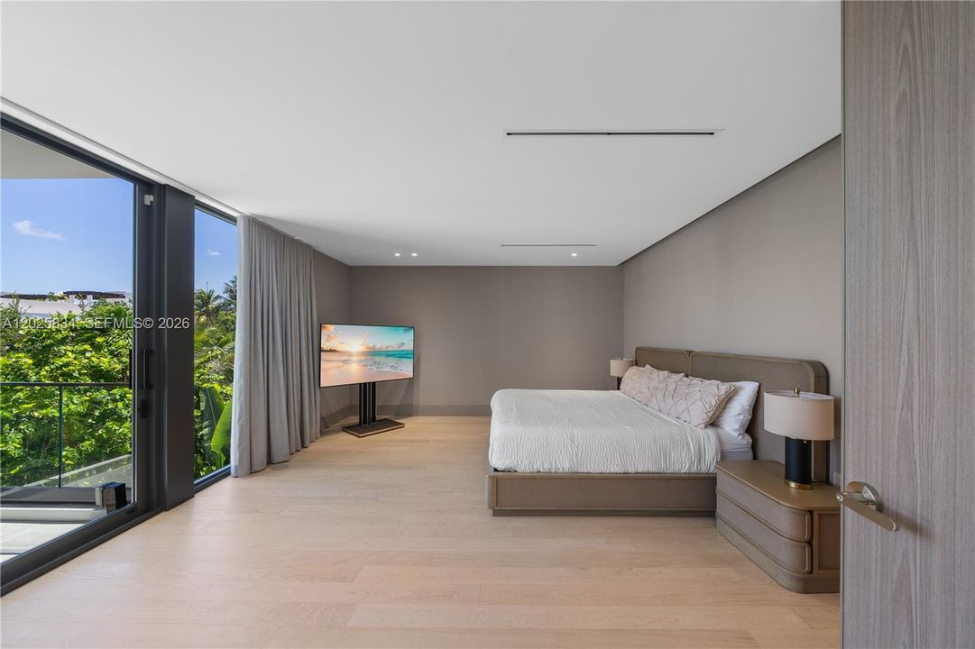 For Sale: $7,490,000 (5 beds, 5 baths, 3768 Square Feet)