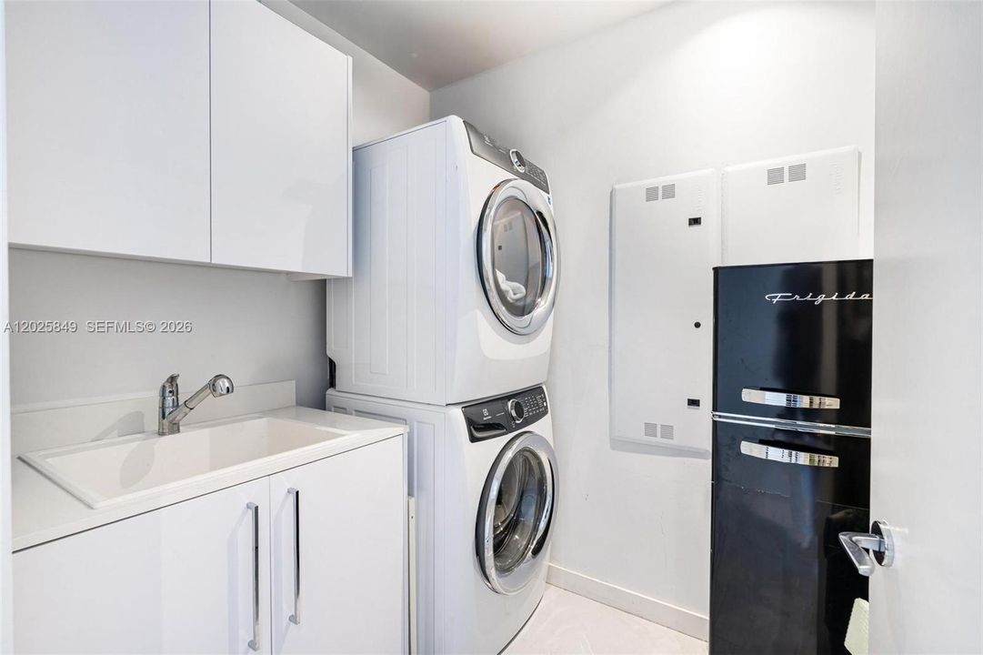 For Sale: $5,899,000 (3 beds, 3 baths, 2137 Square Feet)