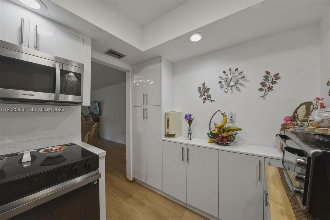 For Sale: $259,000 (2 beds, 1 baths, 965 Square Feet)